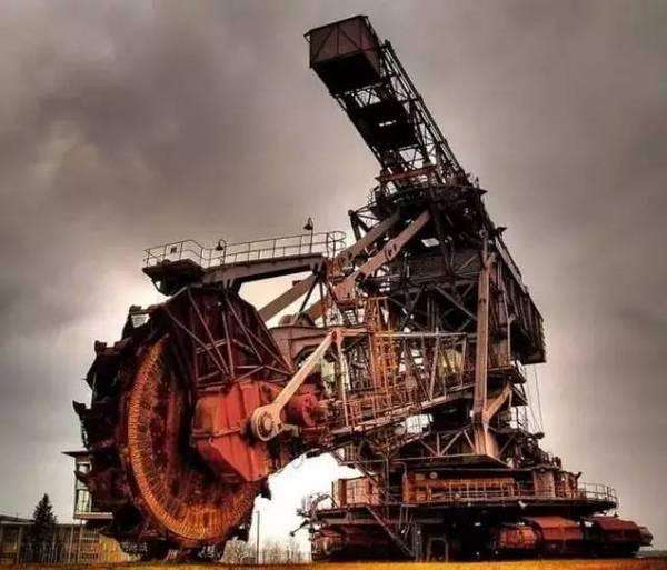 地球上最大的挖矿机, 重14210吨有30层楼那么高, 擎天柱见了都害怕!